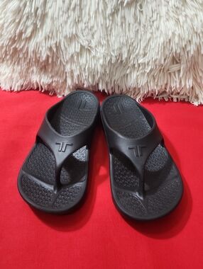 TELIC Energy Unisex Flip Flops